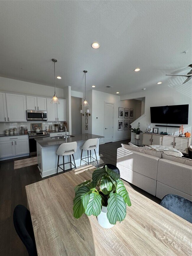 Building Photo - 2050 Lohmans Spur Rd