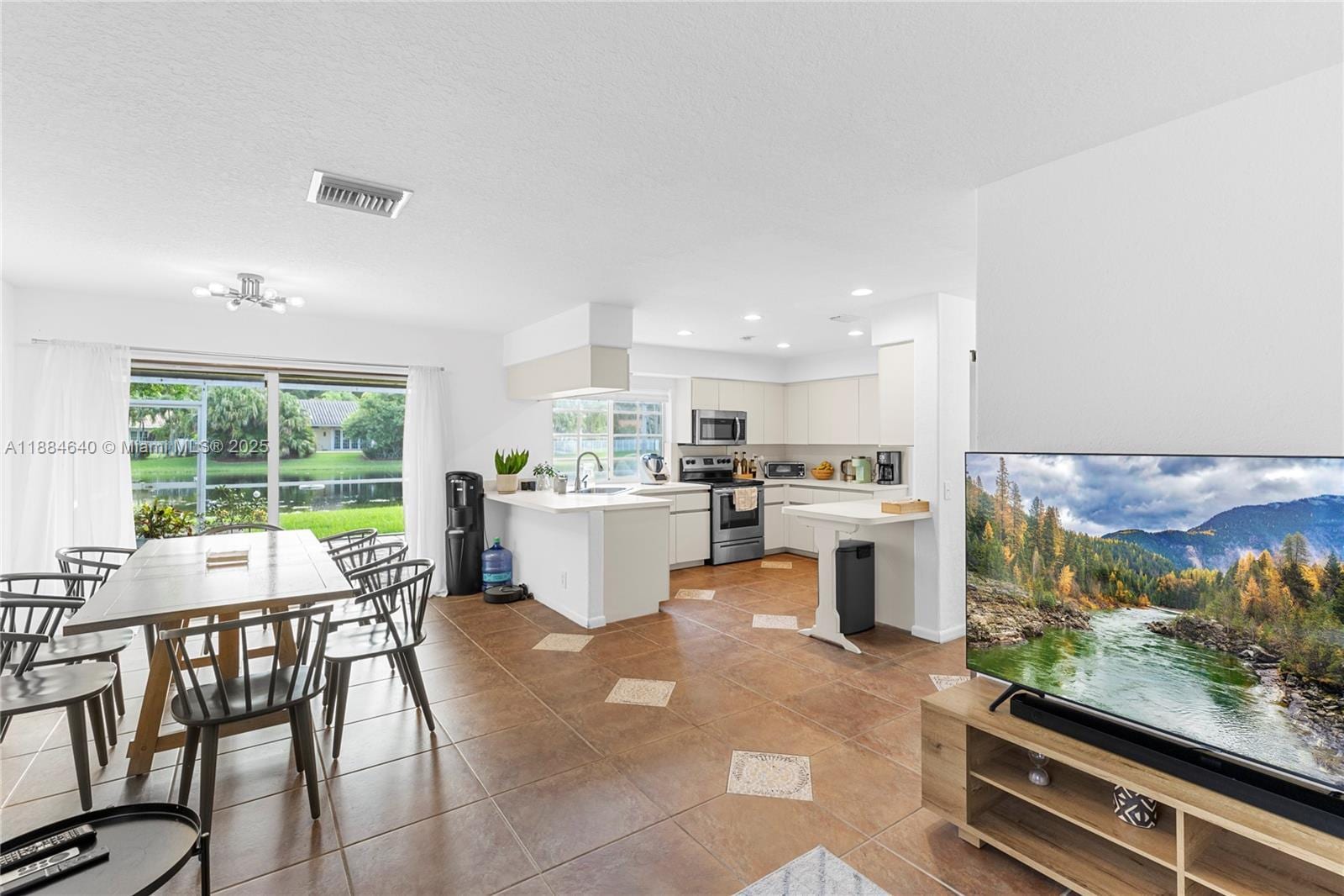 Building Photo - 1060 Capistrano
