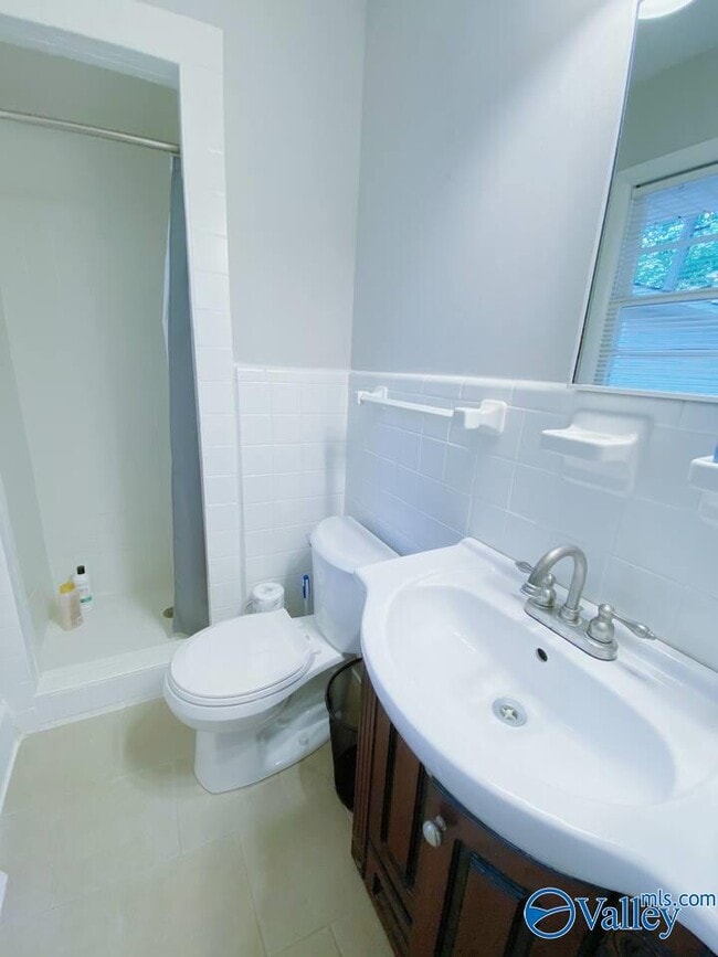 Building Photo - 12005 Greenleaf Dr SE