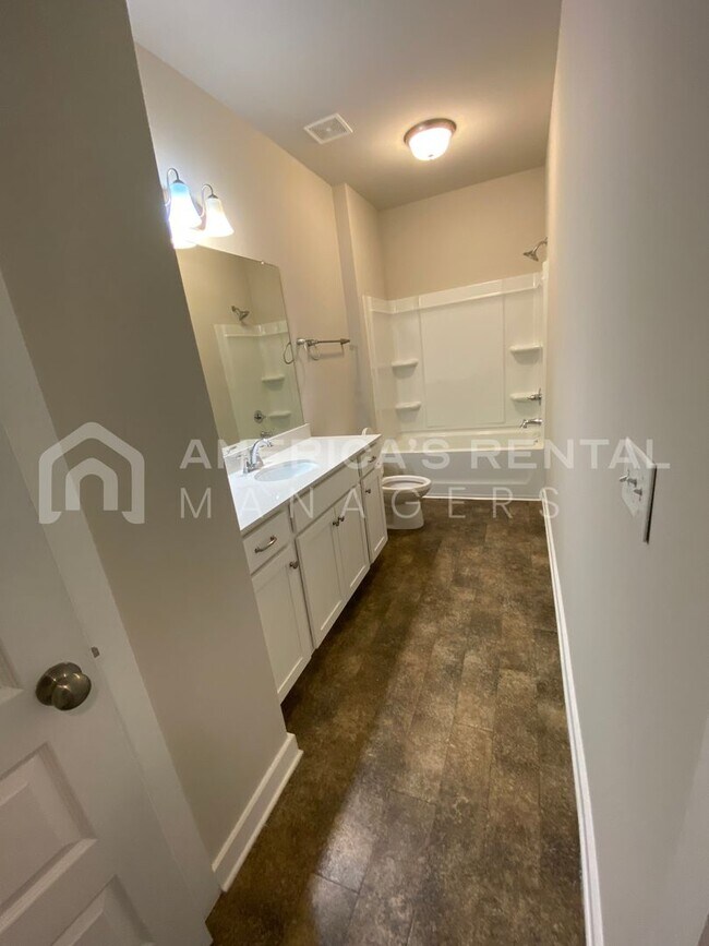 Building Photo - 10953 Woodland Dr