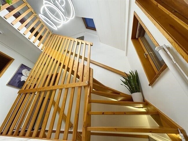 Building Photo - 2 Pat Dr