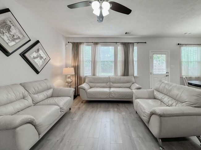 Building Photo - 3 Fairlee Ct