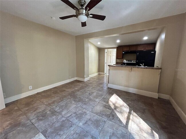 Building Photo - 727 Dartmoor St N