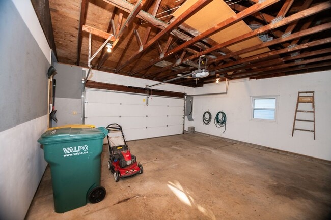 Building Photo - 3 bed 2 bath home in Valparaiso
