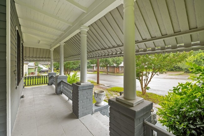 Building Photo - Charming 3 Bedroom, 2 Bathroom house