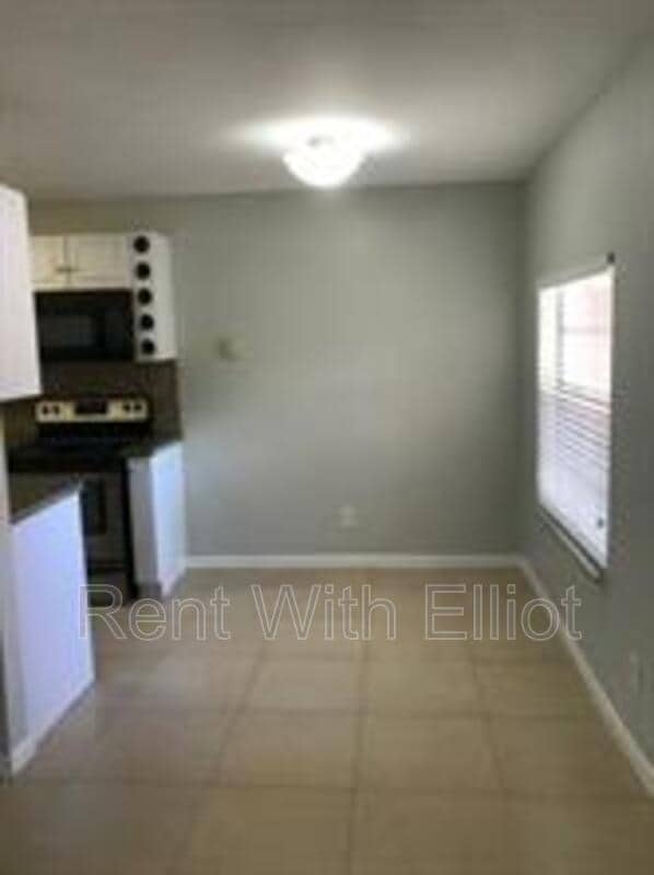 Building Photo - 1405 Miami Rd