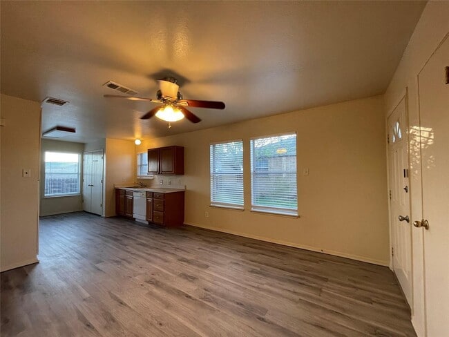 Building Photo - Cozy 2 Bedroom and 2 bathroom duplex for rent in Saginaw!