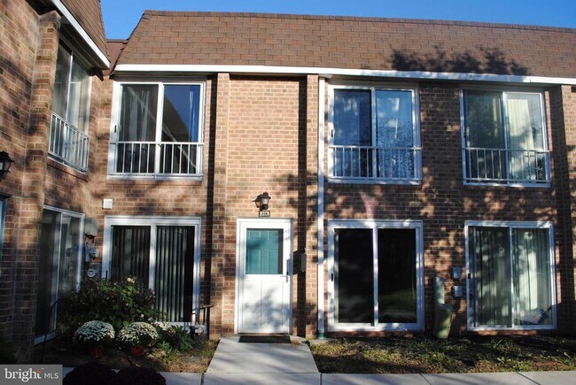 Building Photo - 316 Valley Forge Ct