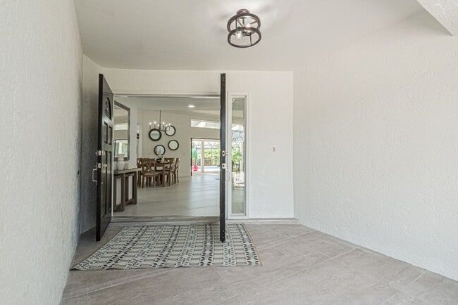 Building Photo - Newly Renovated 3 Bedroom Pool Home in Des...