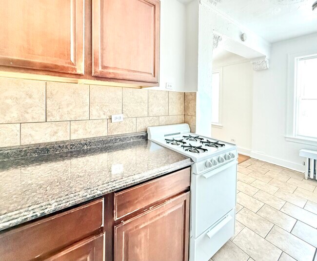 Building Photo - 2801 W Lunt Ave
