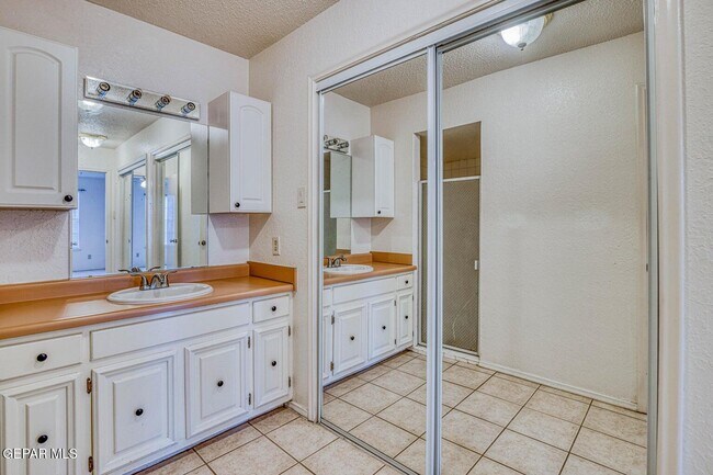 Building Photo - 6201 Escondido Dr