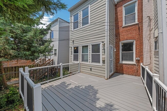 Building Photo - 723 K St NE