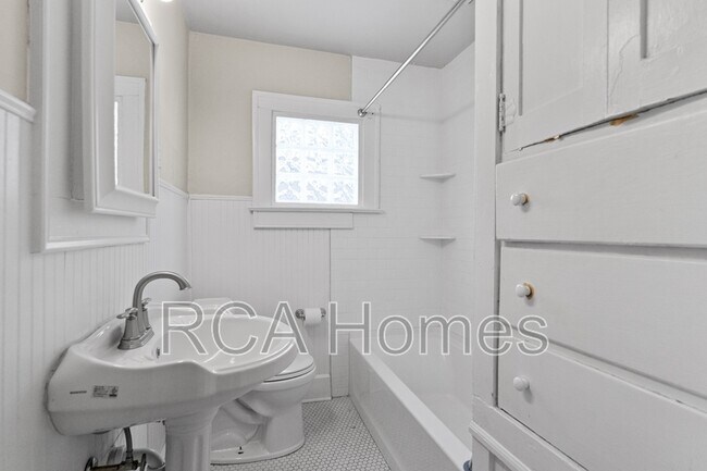 Building Photo - 4704 Broadway St