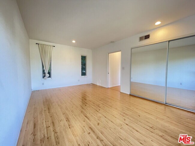 Building Photo - 6216 Temple Hill Dr