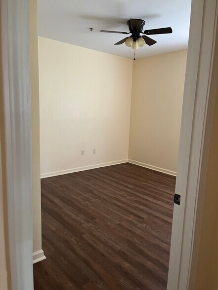 Building Photo - 400 Vista Lake Dr