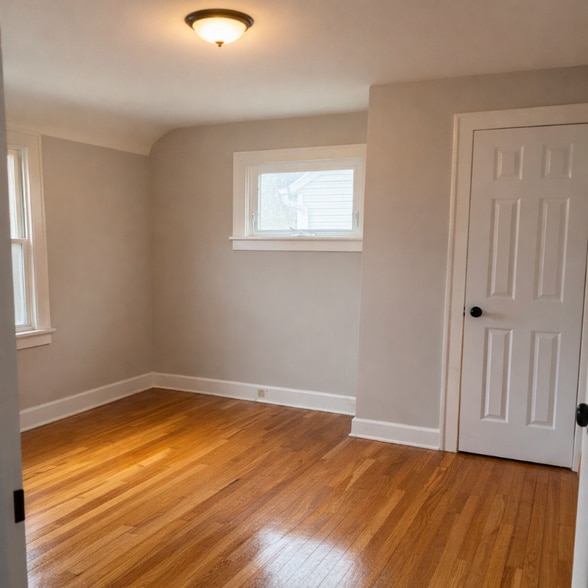 Building Photo - 3584 Lloyd Rd