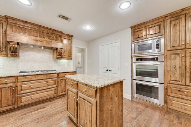 Building Photo - Spacious Elegance 5-Bed, 4.5-Bath Home with outside oasis