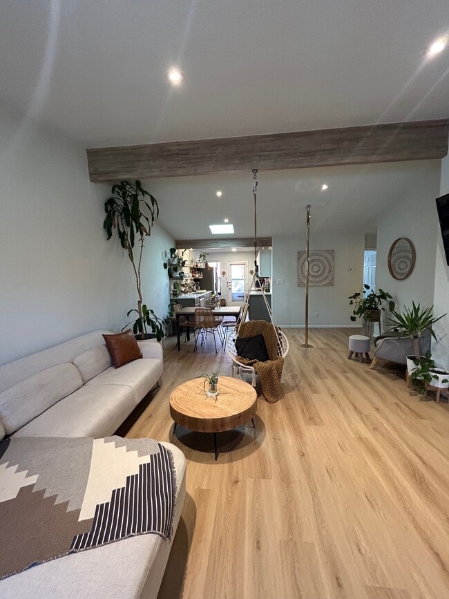 Building Photo - 1347 E Parkway Dr