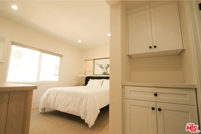 Building Photo - 9042 Phyllis Ave