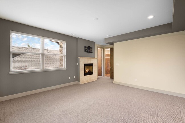 Building Photo - LUX 4BD, 5BA SloHi Home with Finished Base...