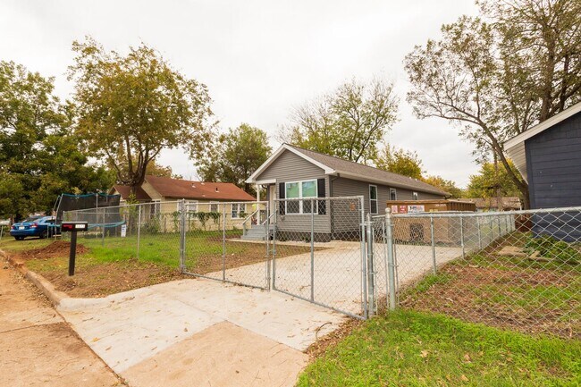 Building Photo - Charming 3-Bedroom Home with Spacious Yard in North Tulsa