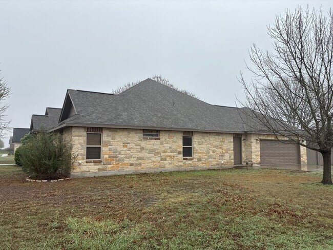 Building Photo - 5BR/3BA w/ Fenced Yard + Covered Parking in Seguin, TX