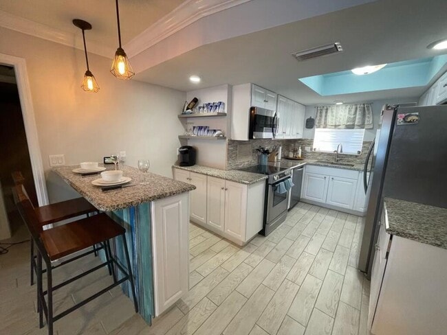 Building Photo - 410 Wilma Cir