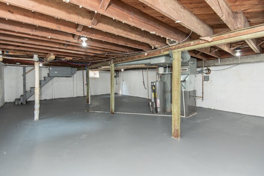 Building Photo - 320 Henquin Dr