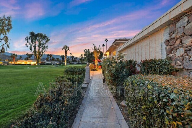 Building Photo - 74939 Vía Lago