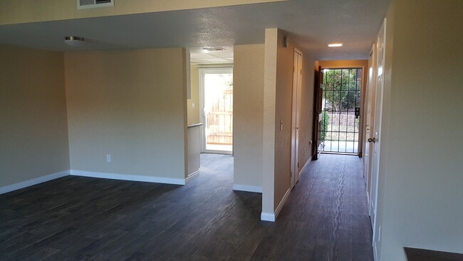 Building Photo - 2 Bed/1.5 Bath Townhouse