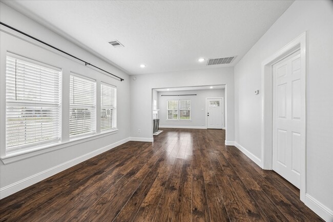 Building Photo - 2 Jenkins St