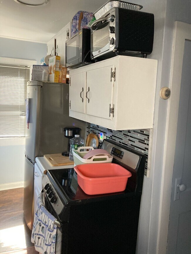 kitchen - 25 Notre Dame Ave