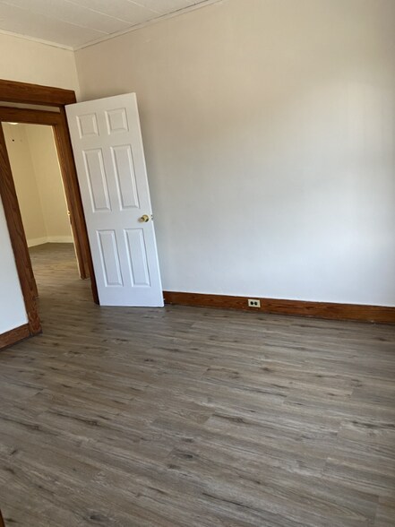 Building Photo - 3929 Clybourne Ave