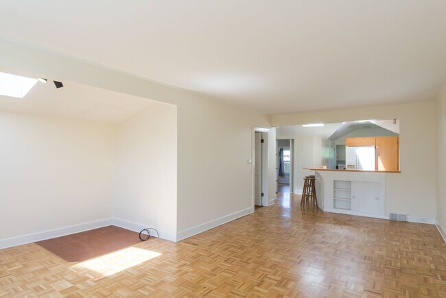 Building Photo - 2bd/1ba Seattle Home