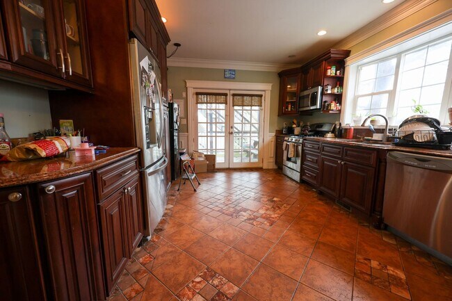 Building Photo - 3K SQ. FT MASSIVE APT W 4 BATHROOMS, LAUNDRY IN UNIT, PET FRIENDLY AND NO FEE!  2 FREE PARKING SP...