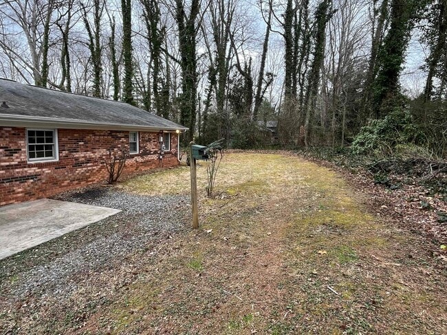 Building Photo - Caroline St. - 3BR / 2BA