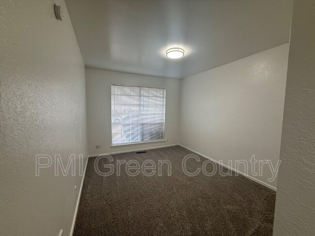 Building Photo - 9832 E 37th St