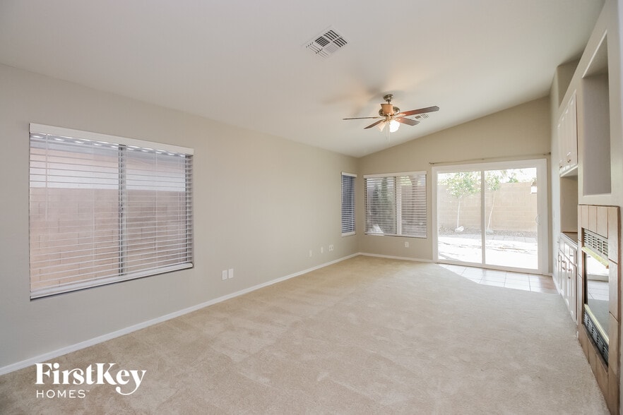 Building Photo - 701 E Cantebria Dr