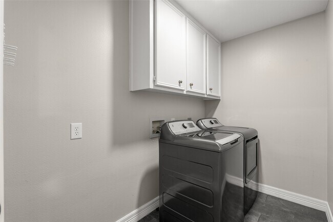Building Photo - 2105 Murfield Dr