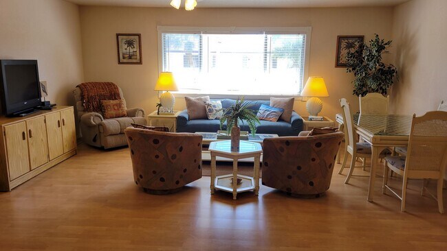 Building Photo - Annual furnished OPTIONAL 2/1 condo Island life