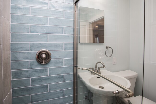 Building Photo - 1319 Hull St