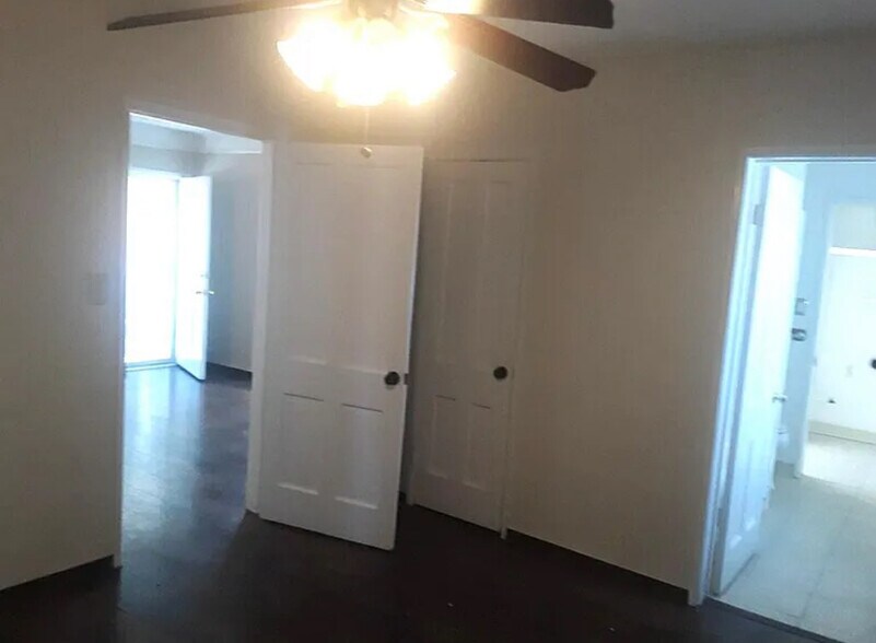 Building Photo - 5837 Oak Ave