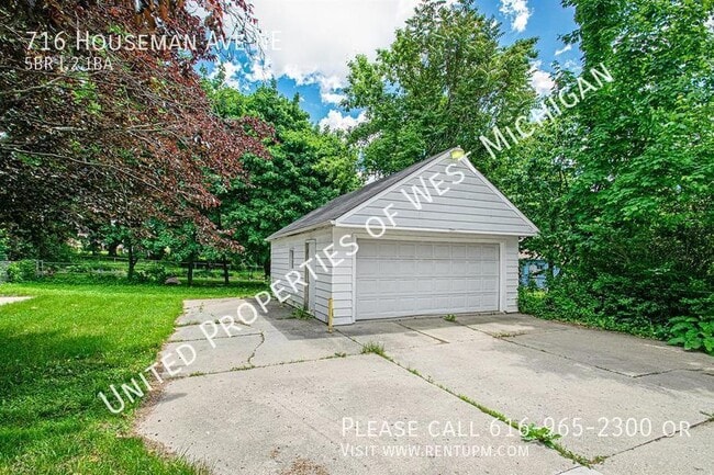 Building Photo - 716 Houseman Ave NE