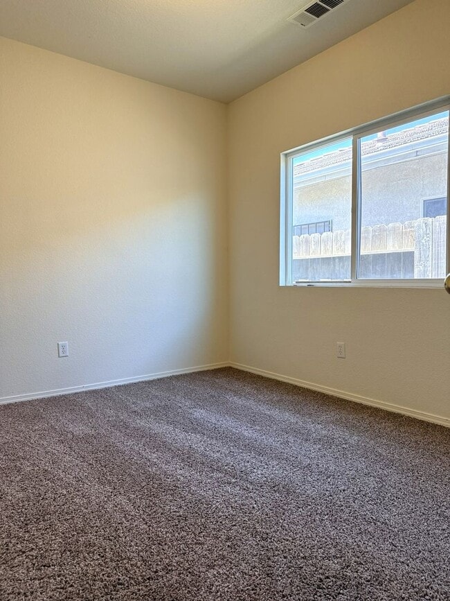 Building Photo - Move in Ready 3/2