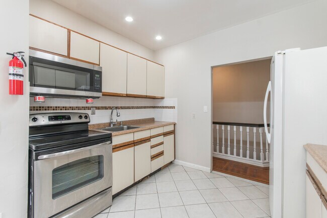 Building Photo - 917 W Duncannon Ave