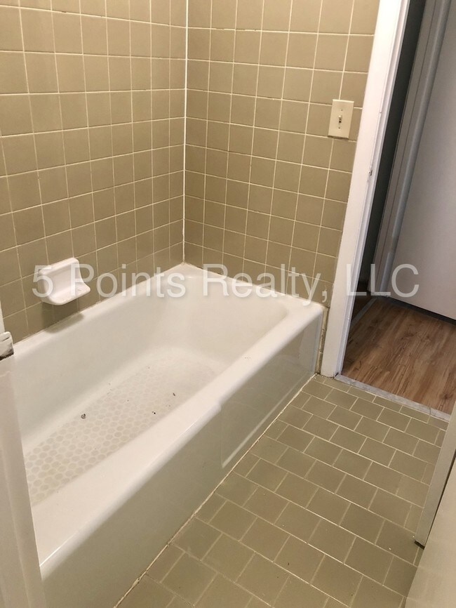 Building Photo - 420 Walton Ln