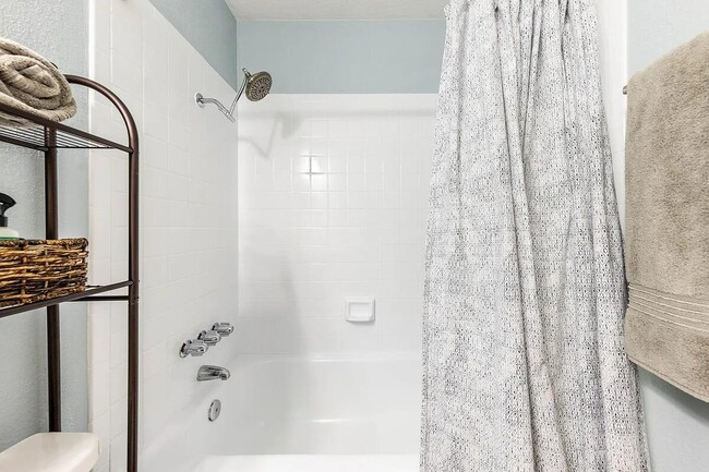 Building Photo - 324 E 35th St