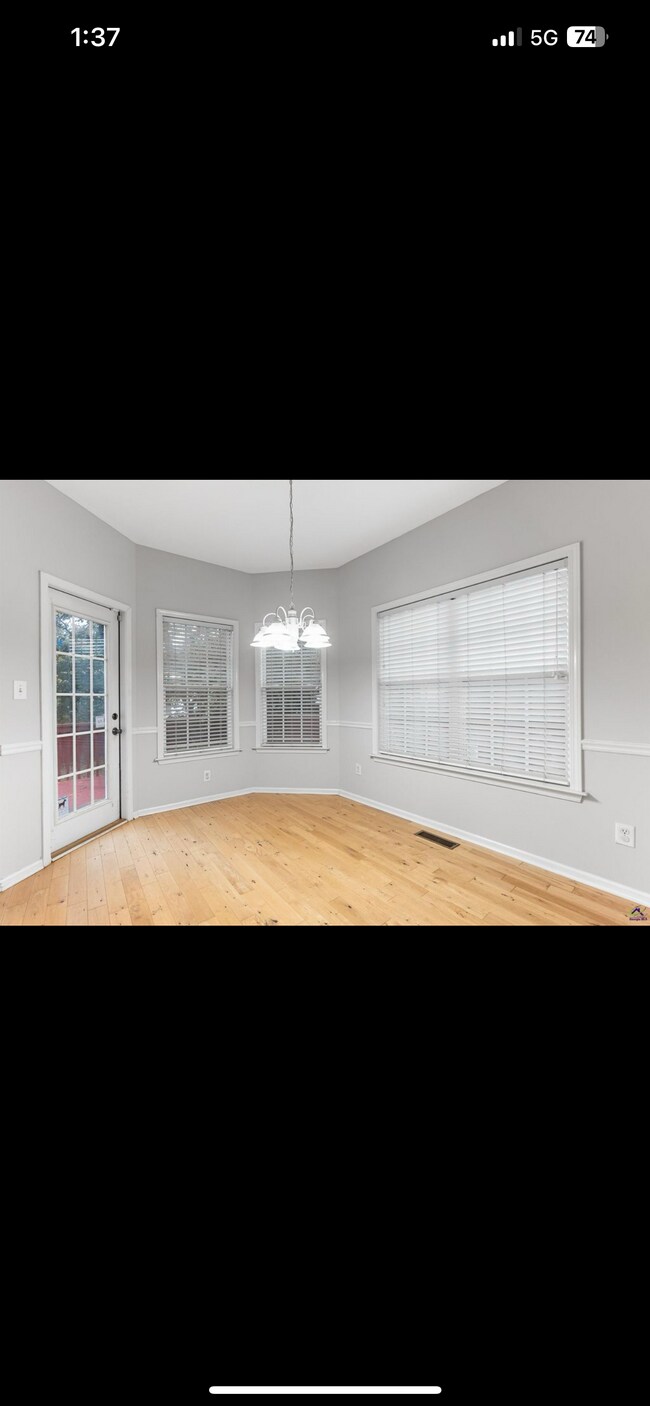 Building Photo - 541 Edgefield Way