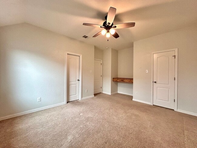 Building Photo - Bright & Beautiful 4 Bed, 3.5 Bath Home with Room for Everyone