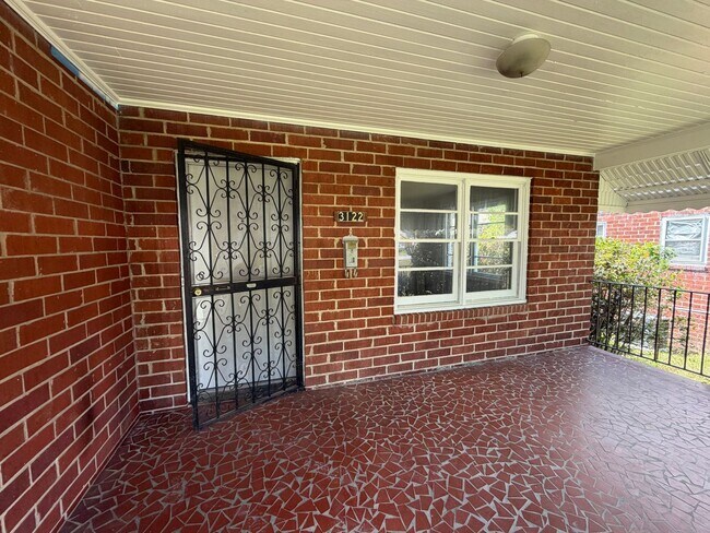 Building Photo - Large Home in Great Area